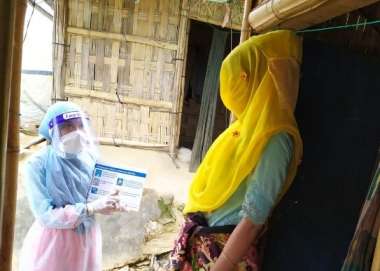 A Community Health Worker from Christian Aid’s local partner goes door-to-door in the Rohingya refugee camps of Cox Bazar’ to raise awareness of keeping safe from coronavirus. 